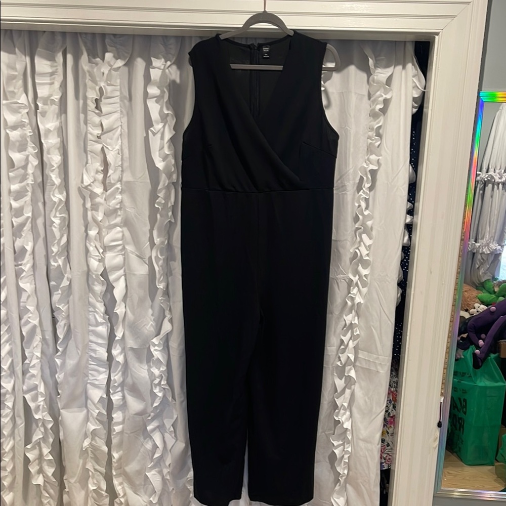 NWOT women’s black sleeveless V-neck jumpsuit hidden zipper 2XL